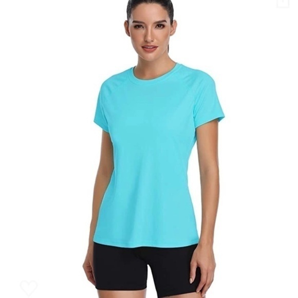 UPF 50+ sun protective workout top. - Picture 3 of 6